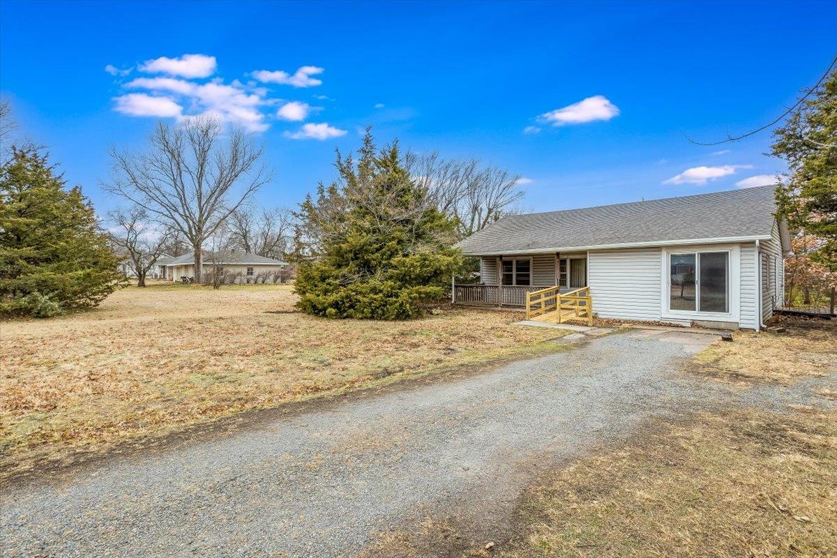 2201 South Richfield Road Wichita, KS 67207 - Photo 3 of 27