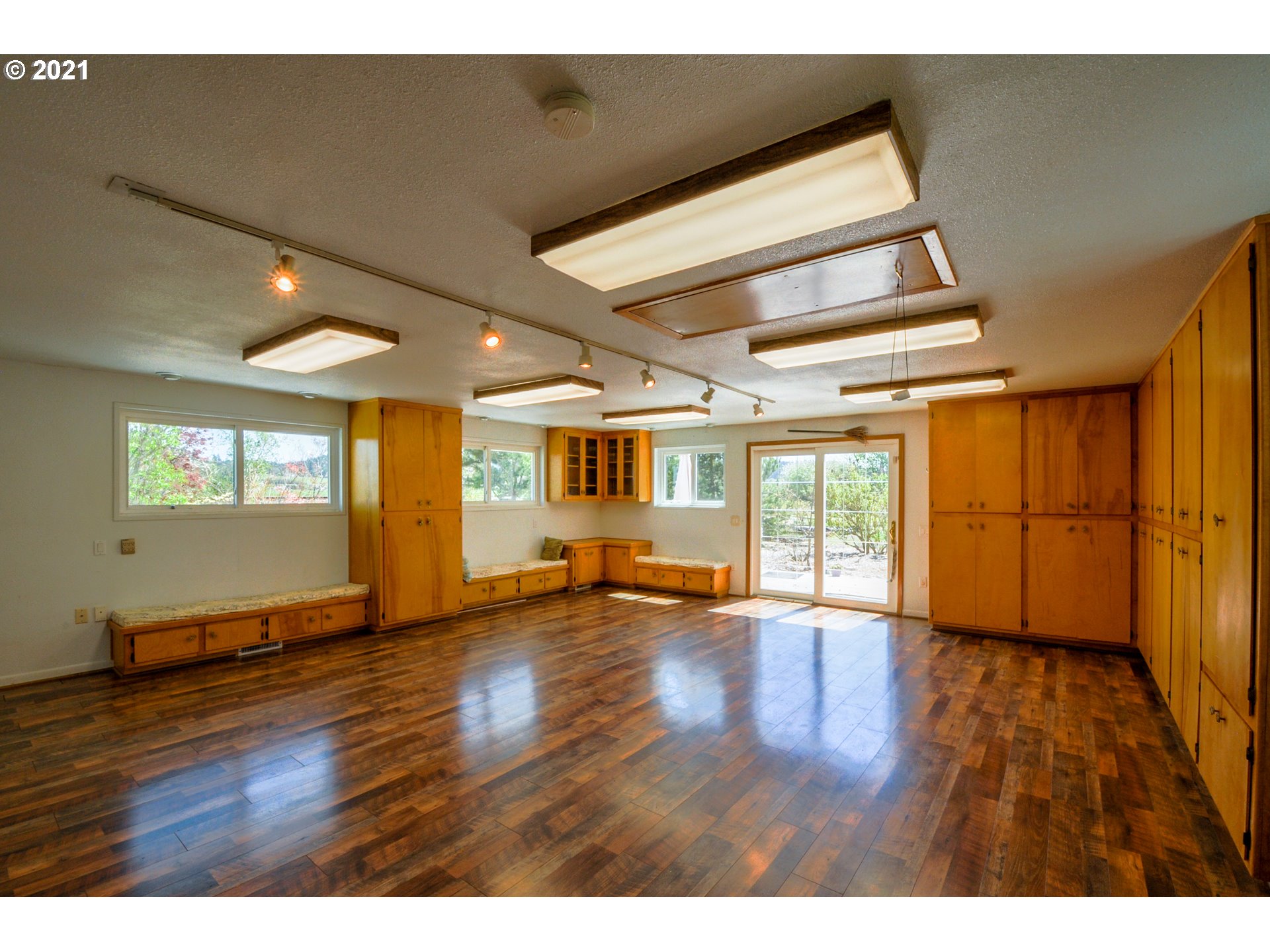 33821 Brewster Road Lebanon, OR 97355 - Photo 14 of 25 Gallery Image 14