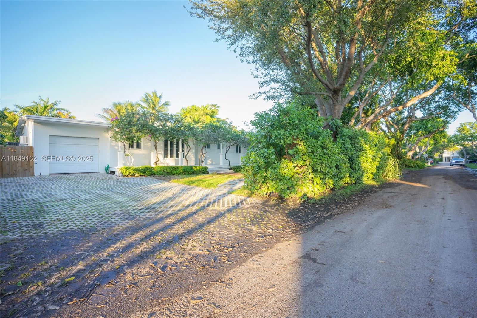 355 Redwood Lane Key Biscayne, FL 33149 - Photo 4 of 34 a view of a yard with plants