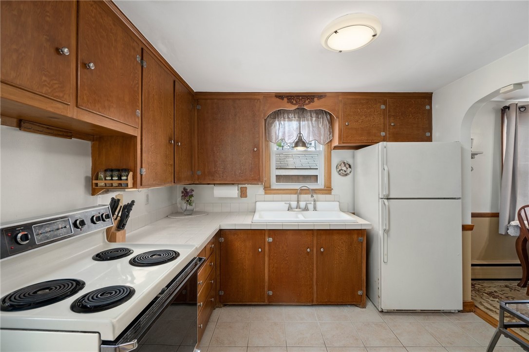 58 Prentice Avenue Pawtucket, RI 02860 - Photo 3 of 28 Gallery Image 3