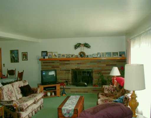 1820 Valley View Road Hermitage, PA 16148 - Photo 2 of 5 Living Room.