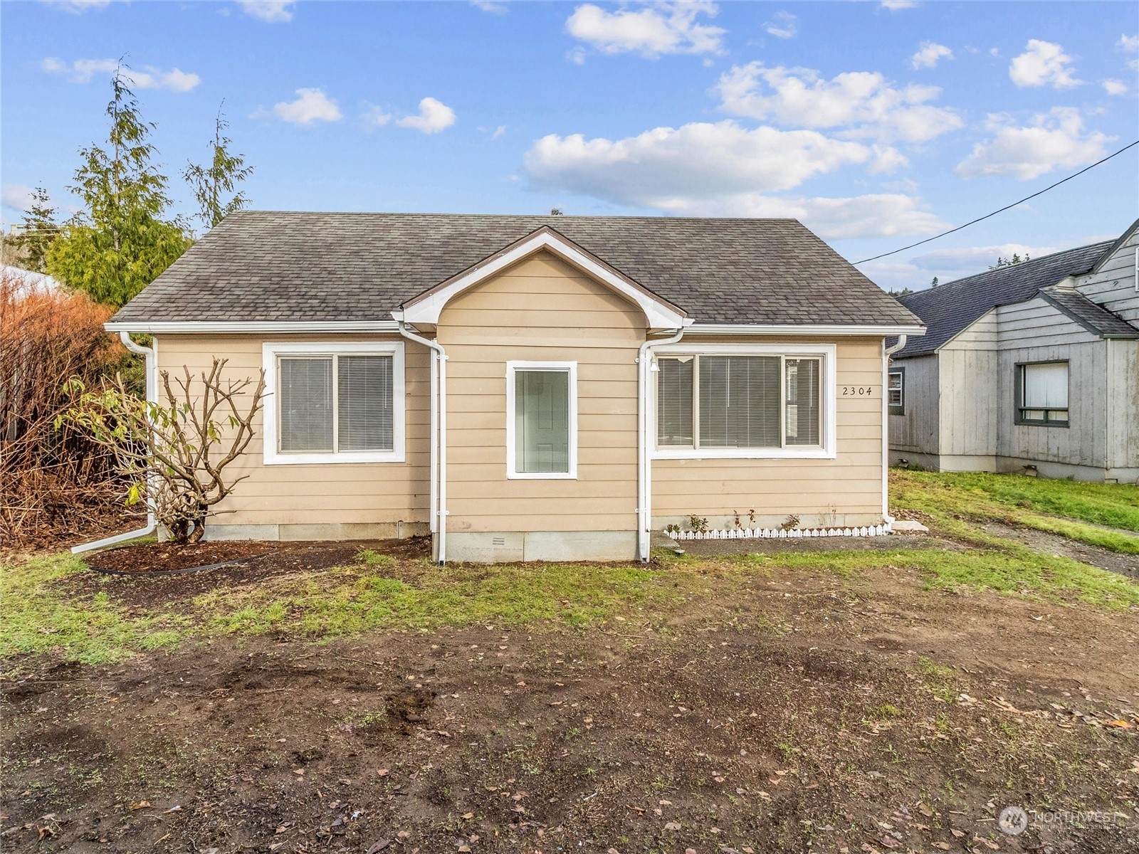 2304 Sumner Avenue Aberdeen, WA 98520 - Photo 3 of 31 a front view of a house with a garden