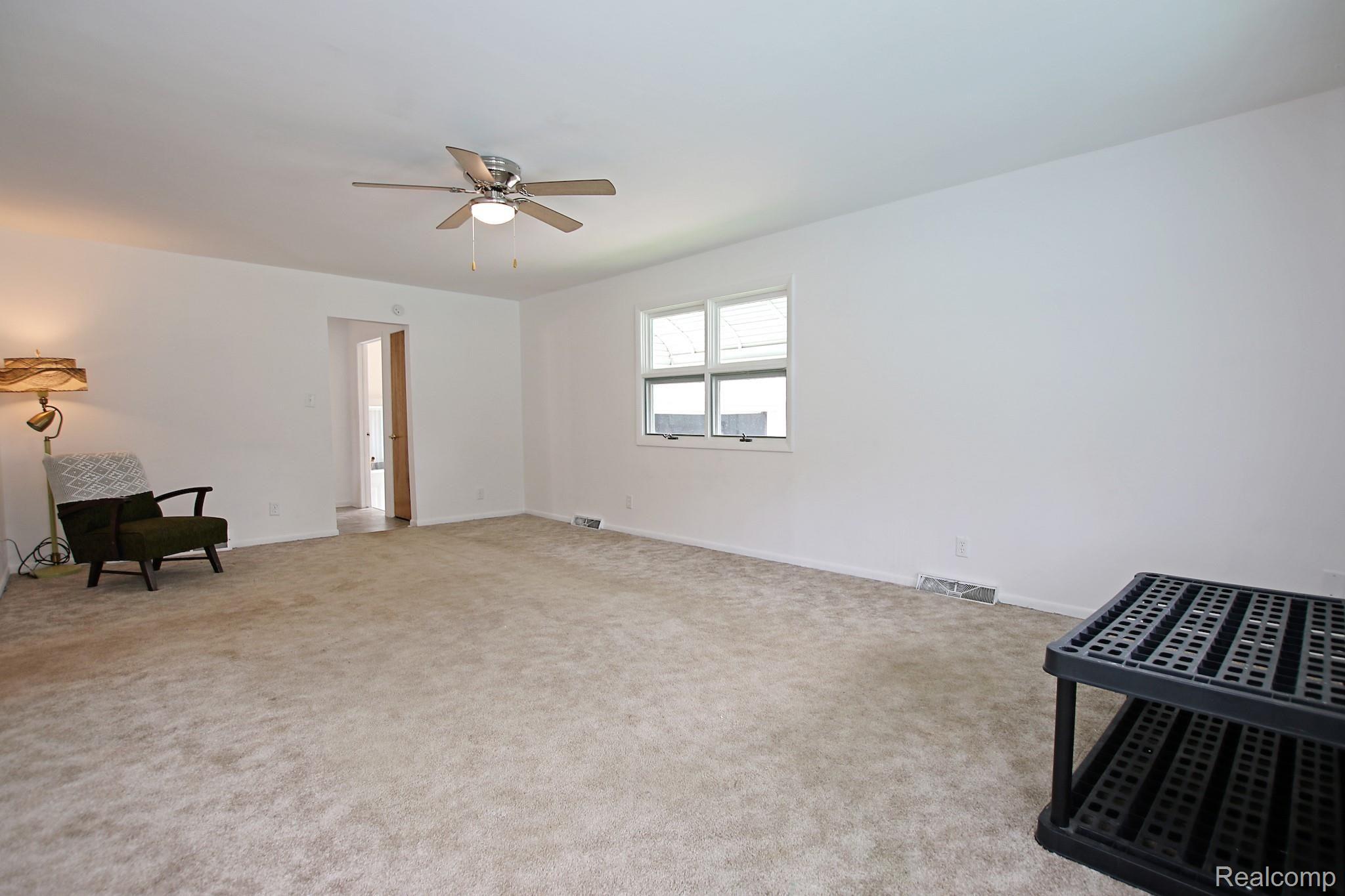5485 West Carpenter Road Flint, MI 48504 - Photo 7 of 60 7) Great Room.jpg