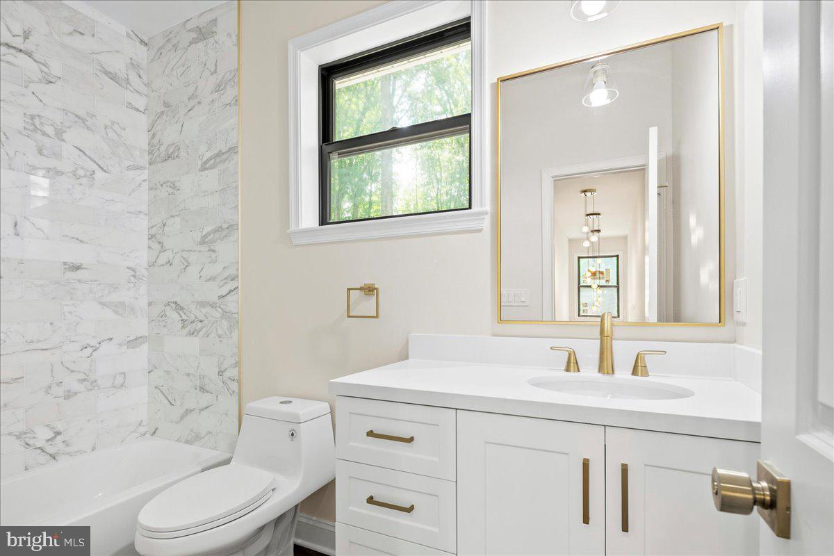 16708 Cashell Road Rockville, MD 20853 - Photo 77 of 105 Upper level hall bath