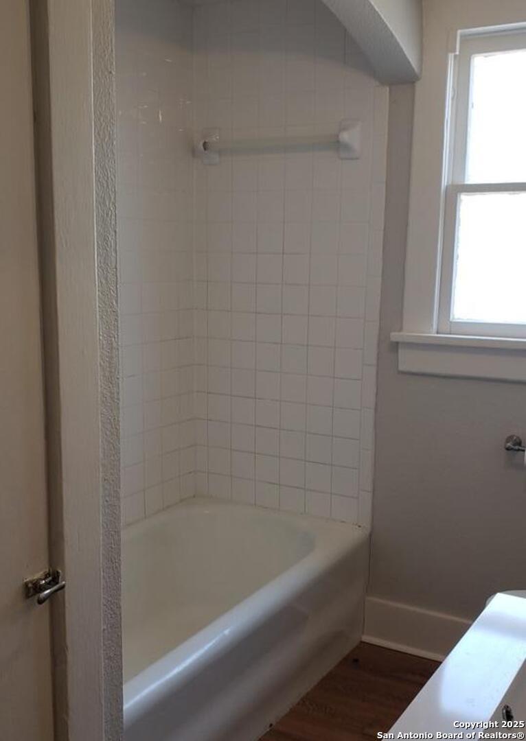 1406 Hicks Avenue San Antonio, TX 78210 - Photo 11 of 14 a bathroom with a bathtub