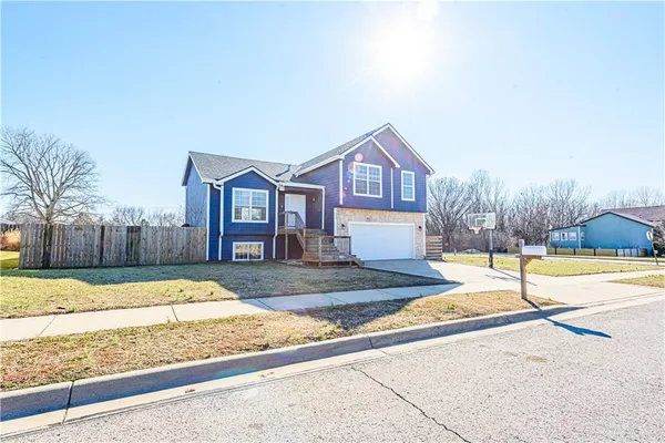 $340,000 | 520 West 18th Terrace, Ottawa, KS 66067