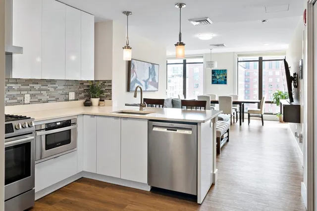 $1,194,000 | 121 Portland Street, Unit 902, Boston, MA 02114