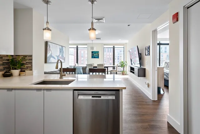 $1,194,000 | 121 Portland Street, Unit 902, Boston, MA 02114