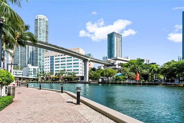 $400,000 | 31 Southeast 5th Street, Unit 1803, Miami, FL 33131