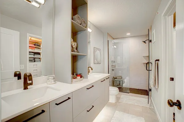 $537,600 | 4992 161st Street West, Lakeville, MN 55044