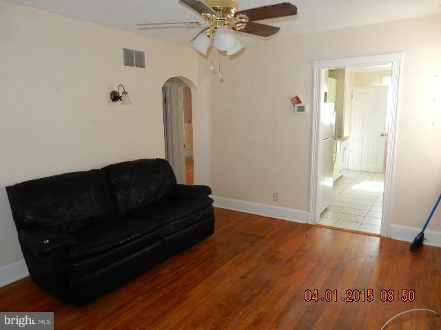 3115 White Way Road Baltimore, MD 21219 - Photo 4 of 11 Living Room