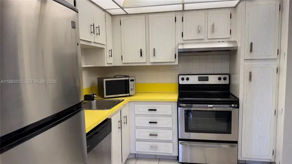 $1,675 | 1200 St Charles Place, Unit 420, Pembroke Pines, FL 33026