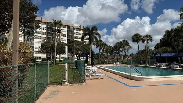 $1,675 | 1200 St Charles Place, Unit 420, Pembroke Pines, FL 33026