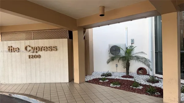 $1,675 | 1200 St Charles Place, Unit 420, Pembroke Pines, FL 33026