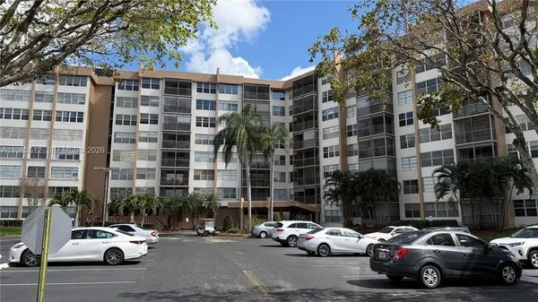 $1,675 | 1200 St Charles Place, Unit 420, Pembroke Pines, FL 33026