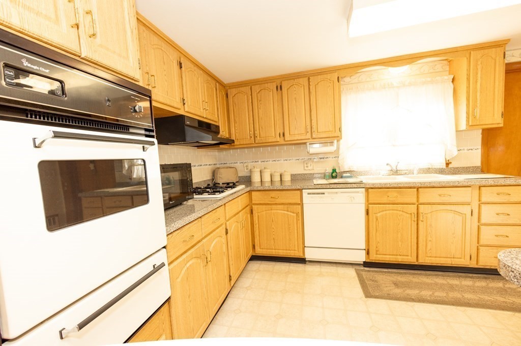 33 Wheeler Street Fall River, MA 02724 - Photo 10 of 37