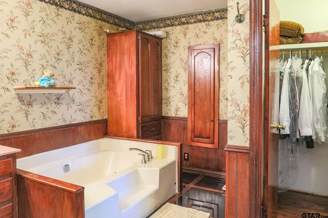 $795,000 | 21249 Main Street, Chandler, TX 75758