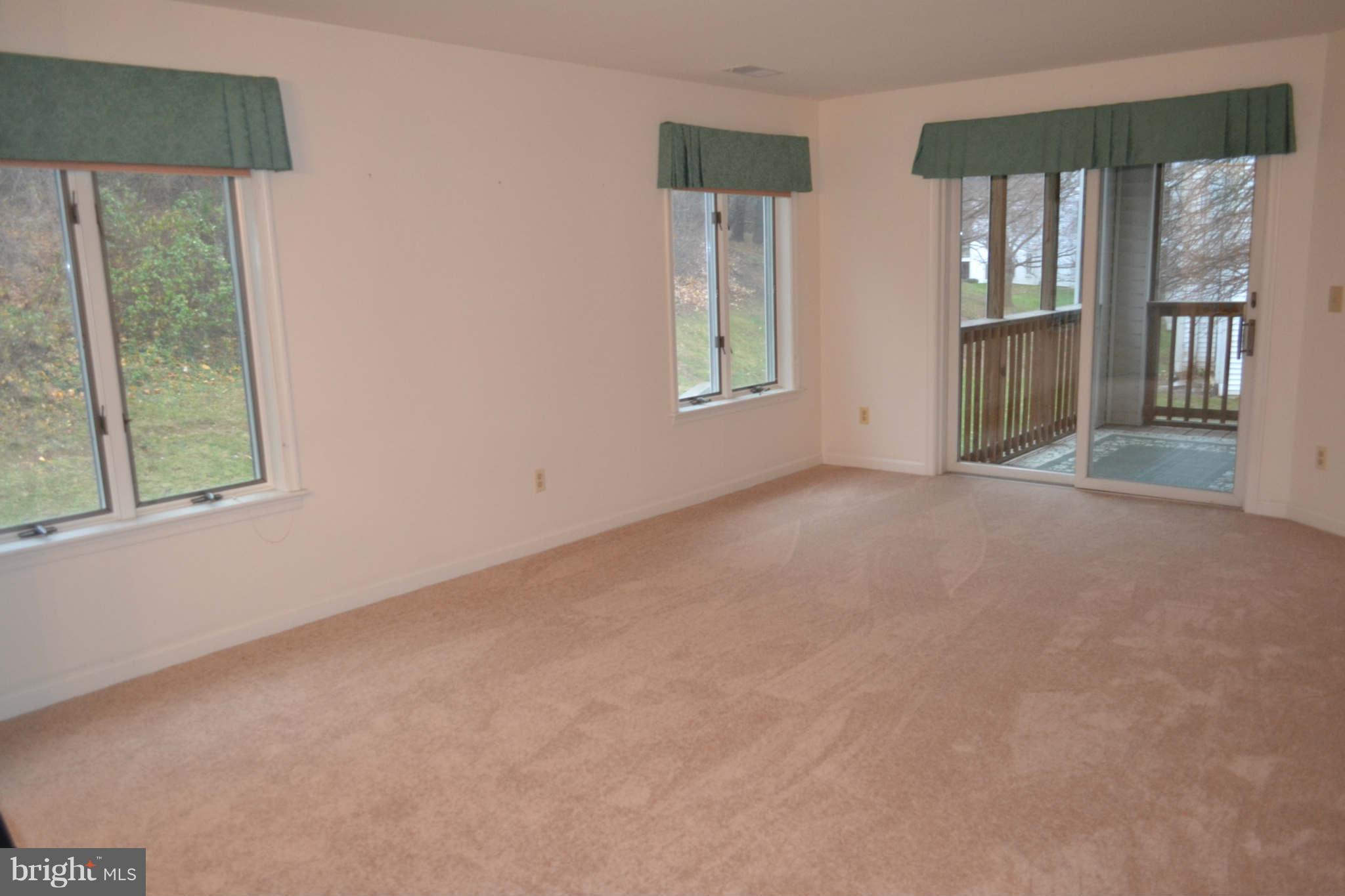 465 Pleasanton Road, Unit C23 Westminster, MD 21157 - Photo 5 of 22 Living Room