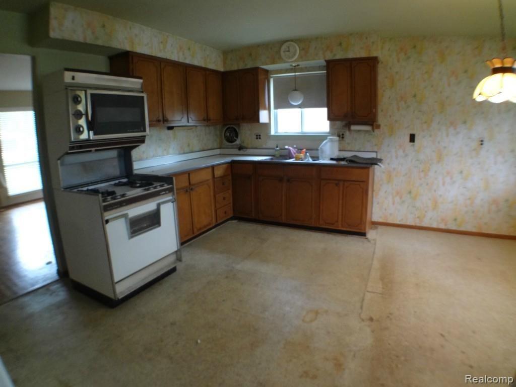 2072 Derby Road Birmingham, MI 48009 - Photo 5 of 30
