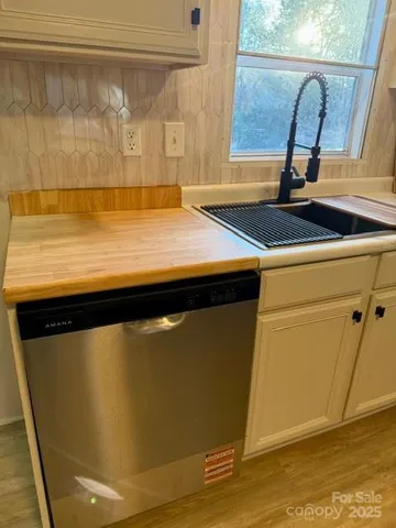 a close view of sink and tap