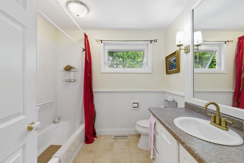 110 Parkerview Street Springfield, MA 01129 - Photo 14 of 32