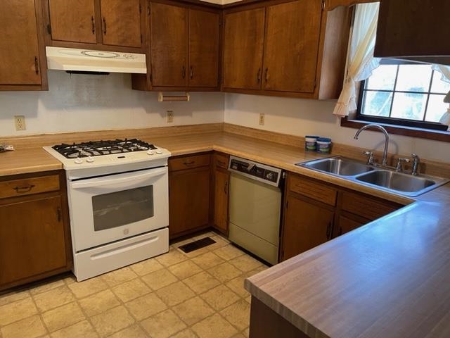 620 Harris Road Bolivar, TN 38008 - Photo 6 of 24 a kitchen with a stove a sink and a microwave