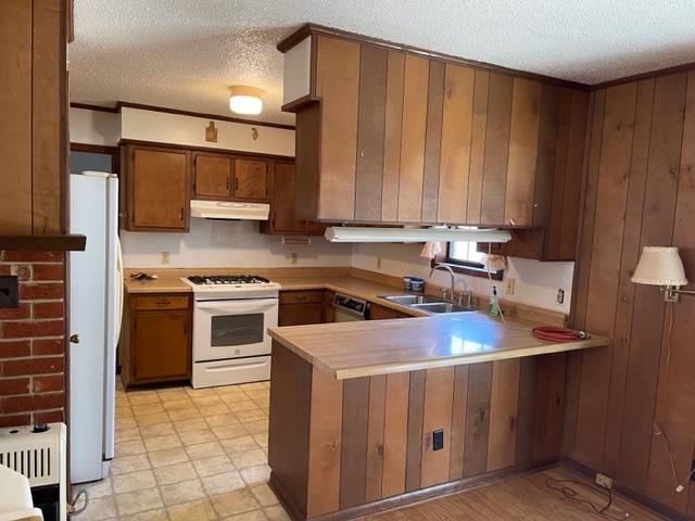 620 Harris Road Bolivar, TN 38008 - Photo 9 of 24 a kitchen that has a sink and a stove