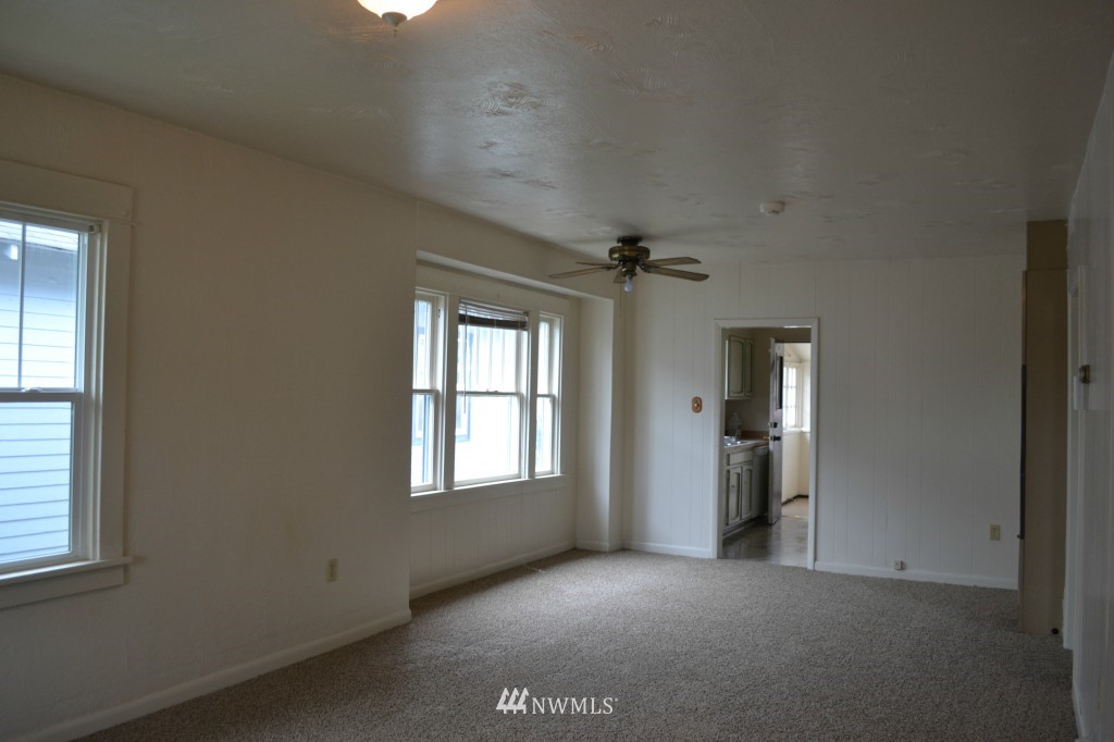 864 Southwest Cascade Avenue Chehalis, WA 98532 - Photo 3 of 9 Gallery Image 3