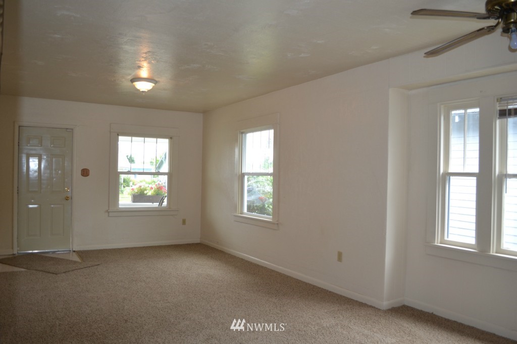 864 Southwest Cascade Avenue Chehalis, WA 98532 - Photo 4 of 9 Gallery Image 4