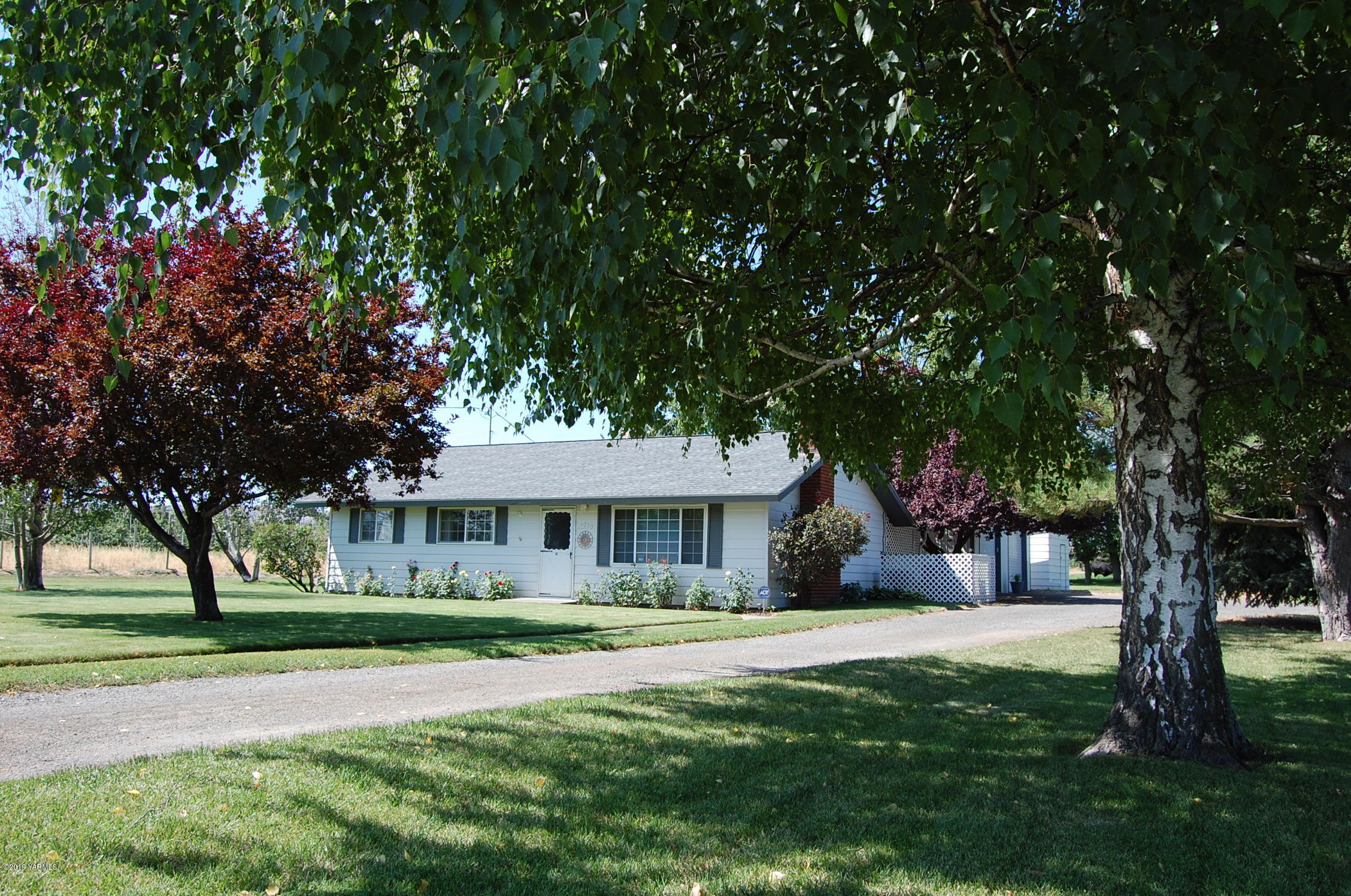2710 Nelson Road Yakima, WA 98903 - Photo 2 of 30 a front view of a house with a yard