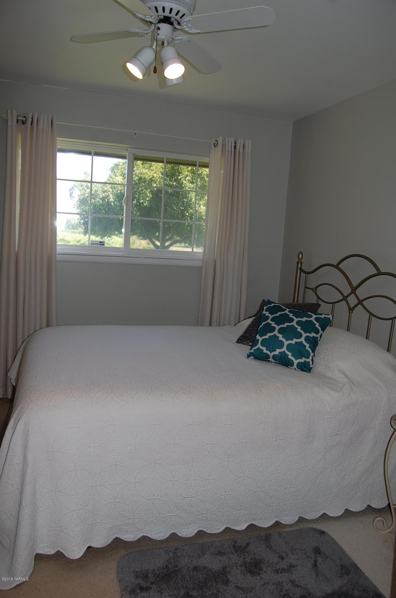 2710 Nelson Road Yakima, WA 98903 - Photo 13 of 30 a bedroom with a bed and a window