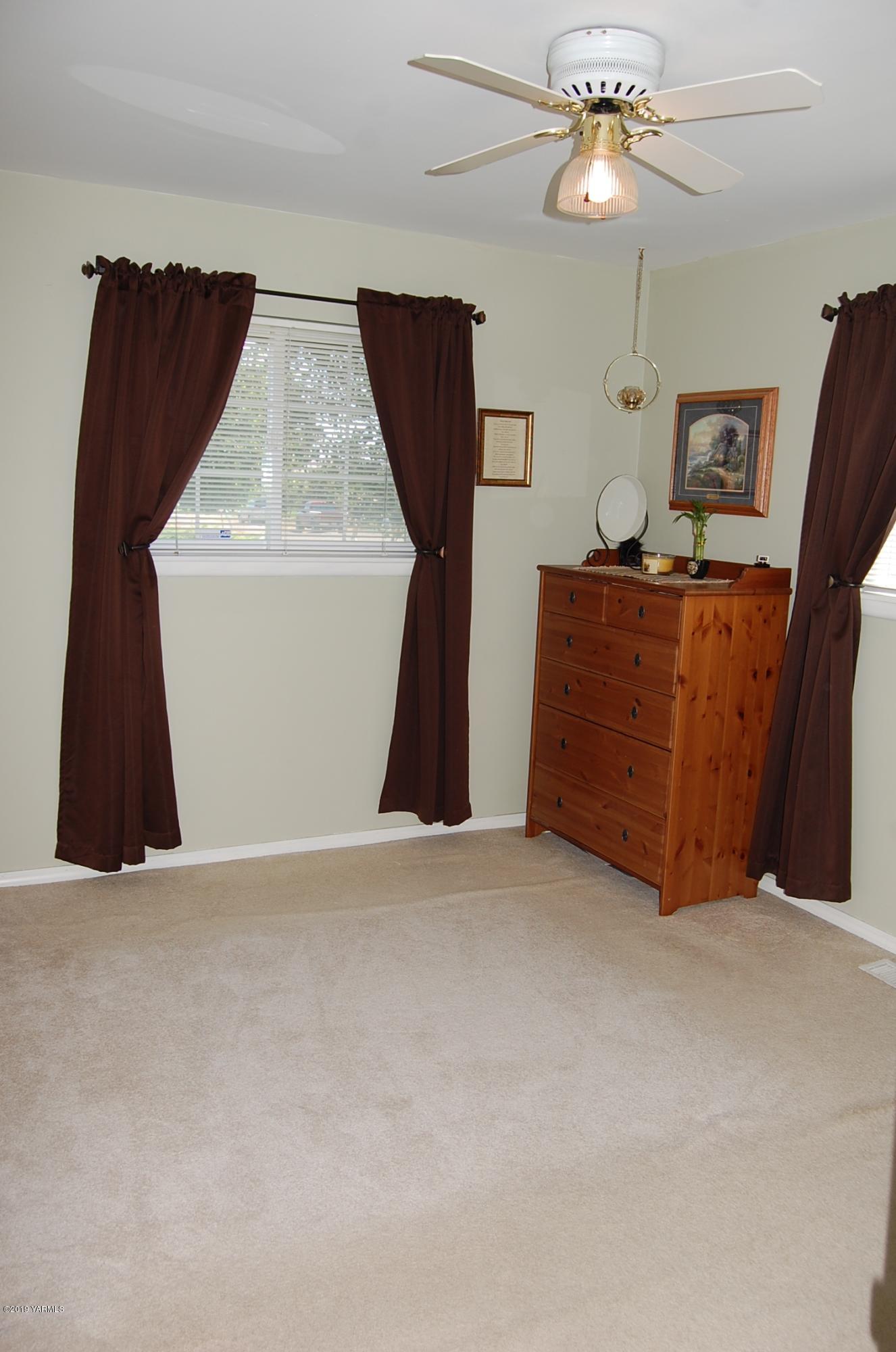 2710 Nelson Road Yakima, WA 98903 - Photo 14 of 30 a view of a livingroom with furniture and chandelier fan