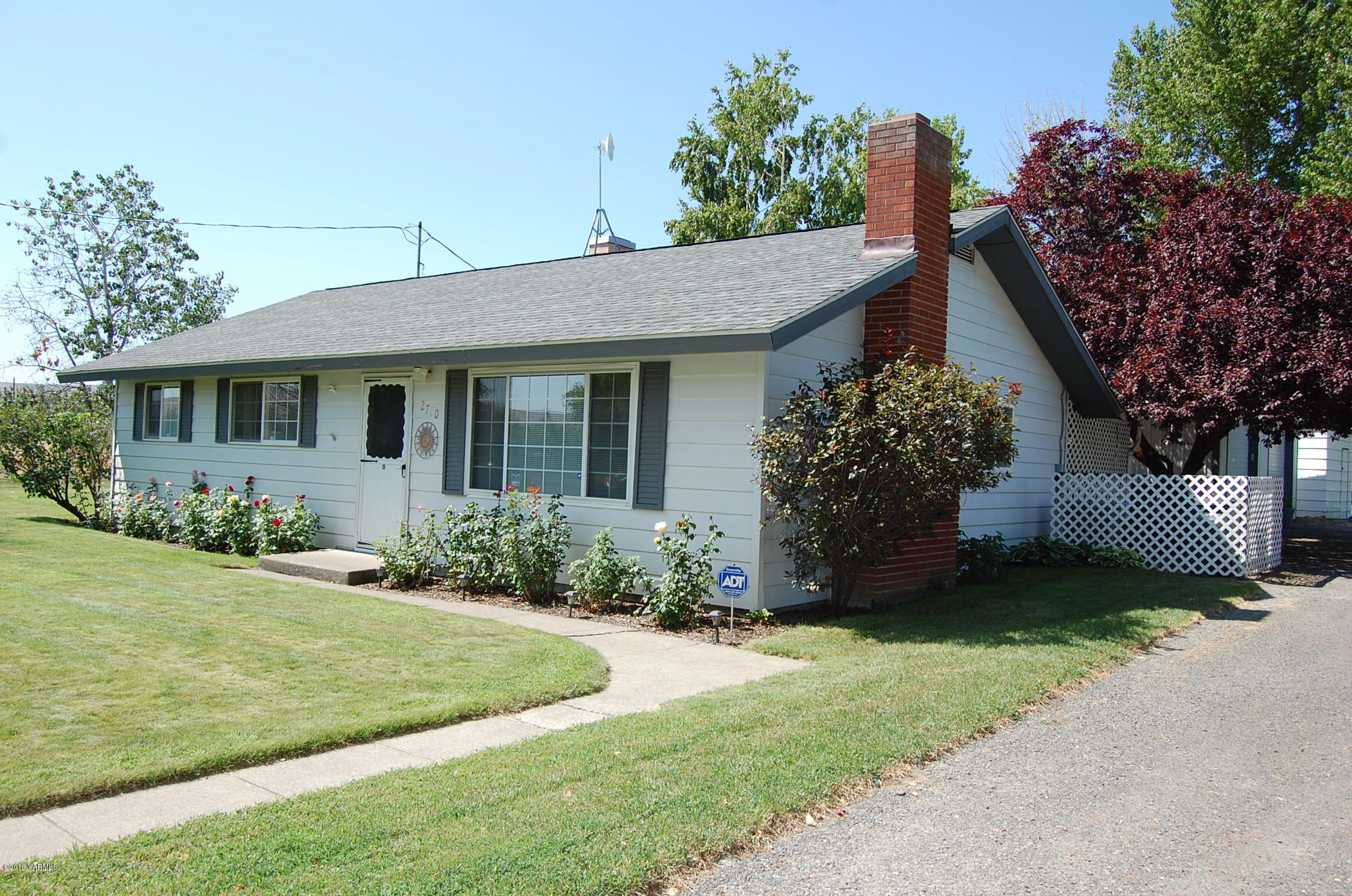 2710 Nelson Road Yakima, WA 98903 - Photo 3 of 30 a front view of a house with garden