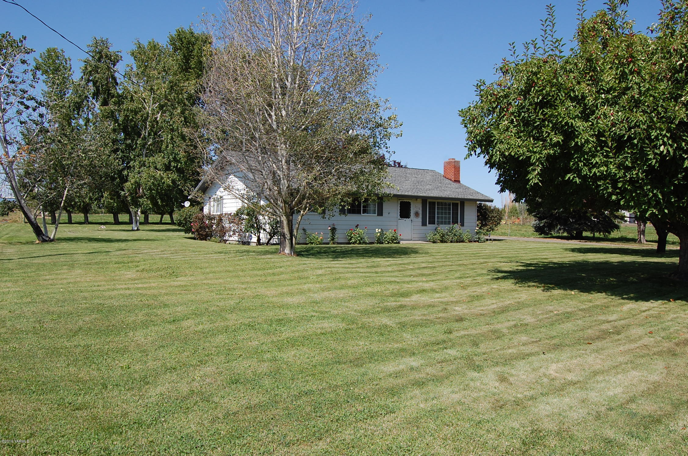 2710 Nelson Road Yakima, WA 98903 - Photo 4 of 30 a front view of a house with a yard