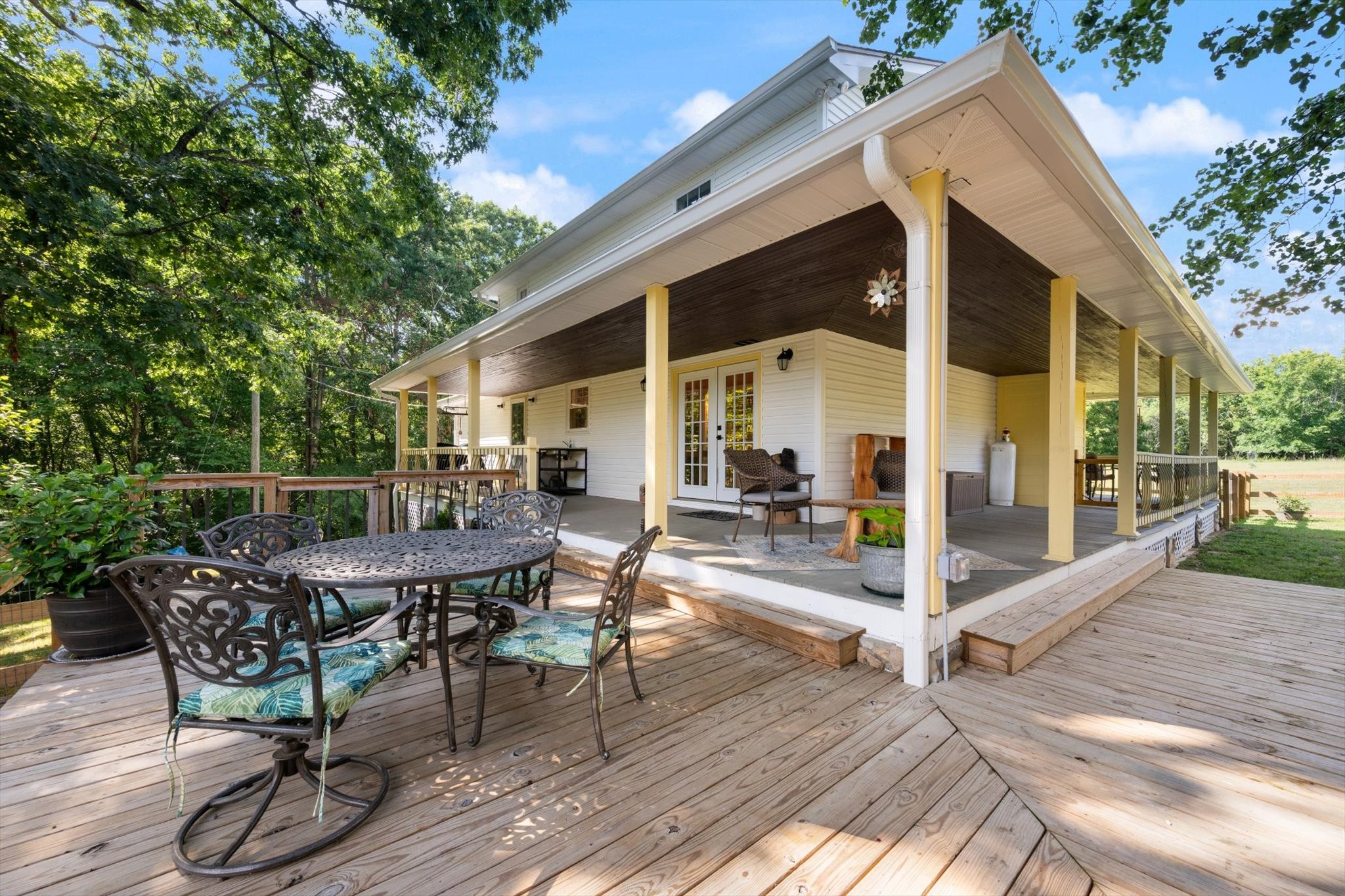 6395 Huffman Road Goodlettsville, TN 37072 - Photo 33 of 38 a view of a patio with table and chairs with wooden floor and fence