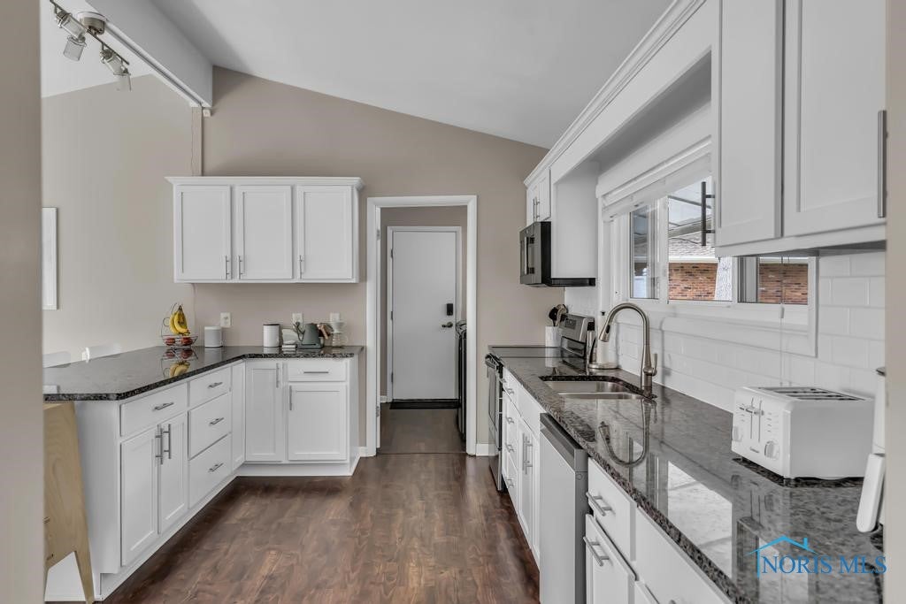 3847 Surrey Road Toledo, OH 43623 - Photo 19 of 42 Kitchen