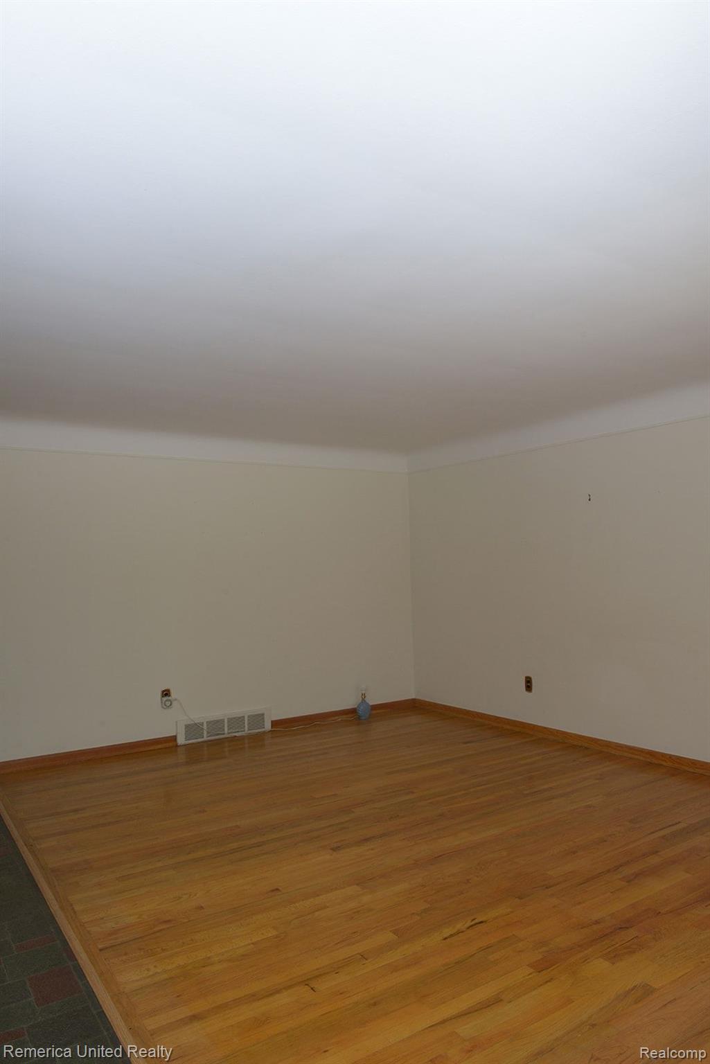 11425 Racine Road Warren, MI 48093 - Photo 6 of 28 Livingroom