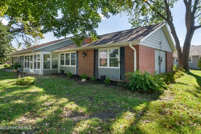 a view of a house with yard and plants