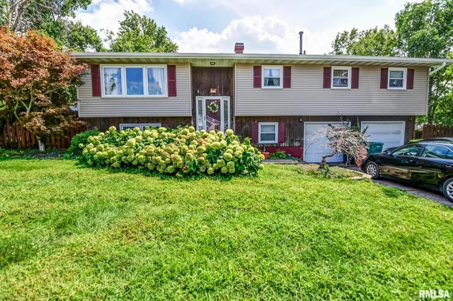 $179,900 | 1929 West Ravina Park Road, Decatur, IL 62526