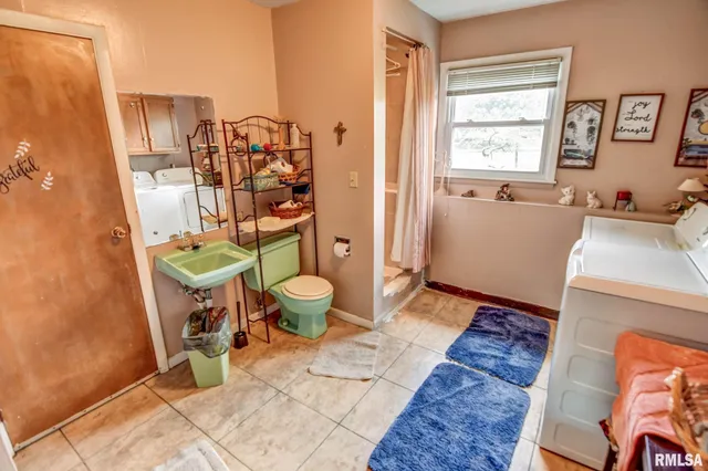 $179,900 | 1929 West Ravina Park Road, Decatur, IL 62526