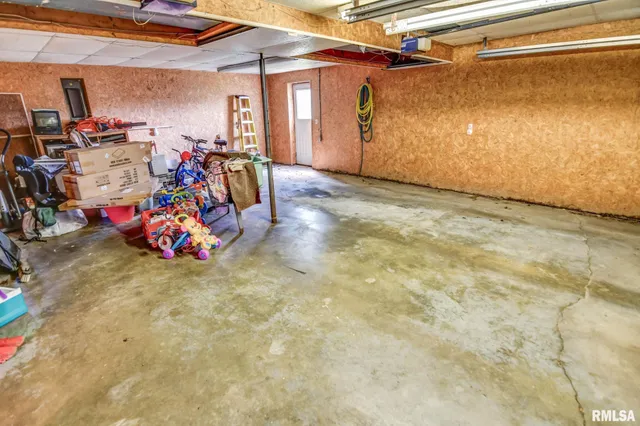 $179,900 | 1929 West Ravina Park Road, Decatur, IL 62526