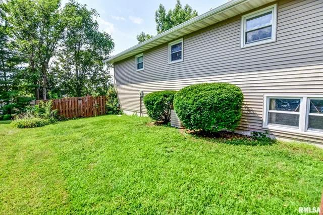 $179,900 | 1929 West Ravina Park Road, Decatur, IL 62526