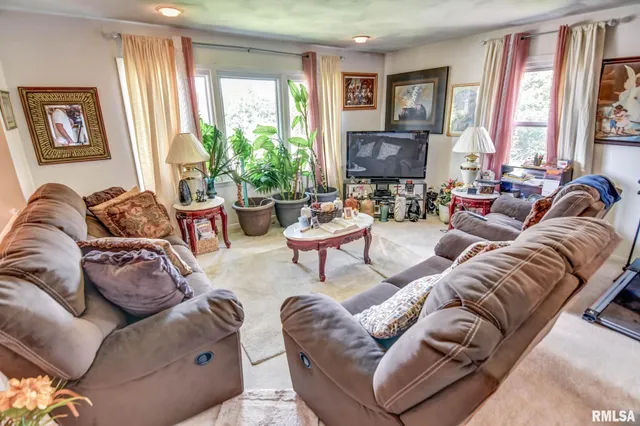 $179,900 | 1929 West Ravina Park Road, Decatur, IL 62526