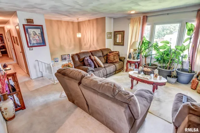 $179,900 | 1929 West Ravina Park Road, Decatur, IL 62526