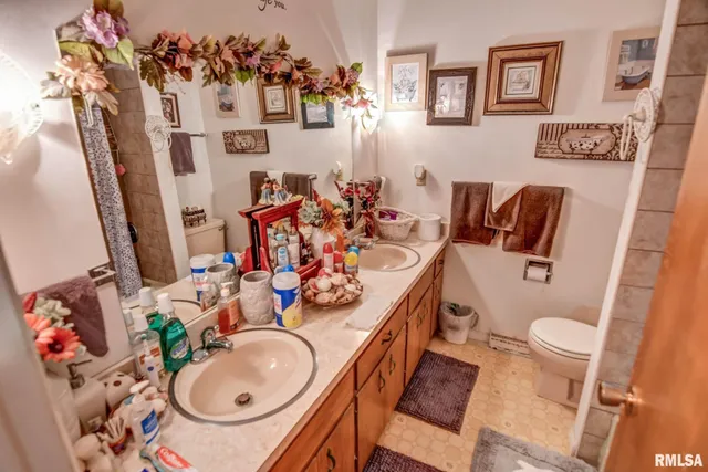 $179,900 | 1929 West Ravina Park Road, Decatur, IL 62526