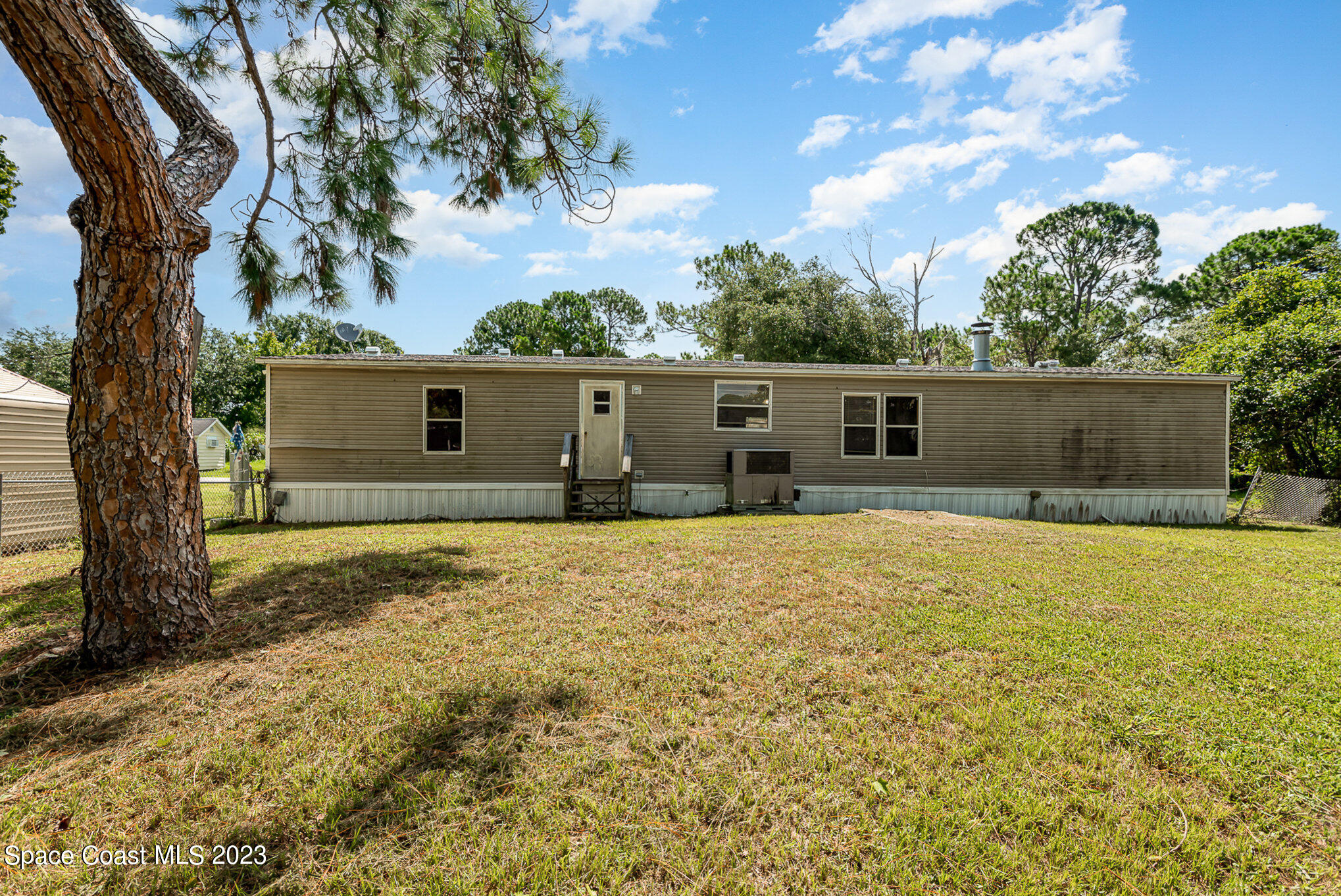823 Phyllis Way Cocoa, FL 32926 - Photo 22 of 28 a backyard of a house with lots of green space