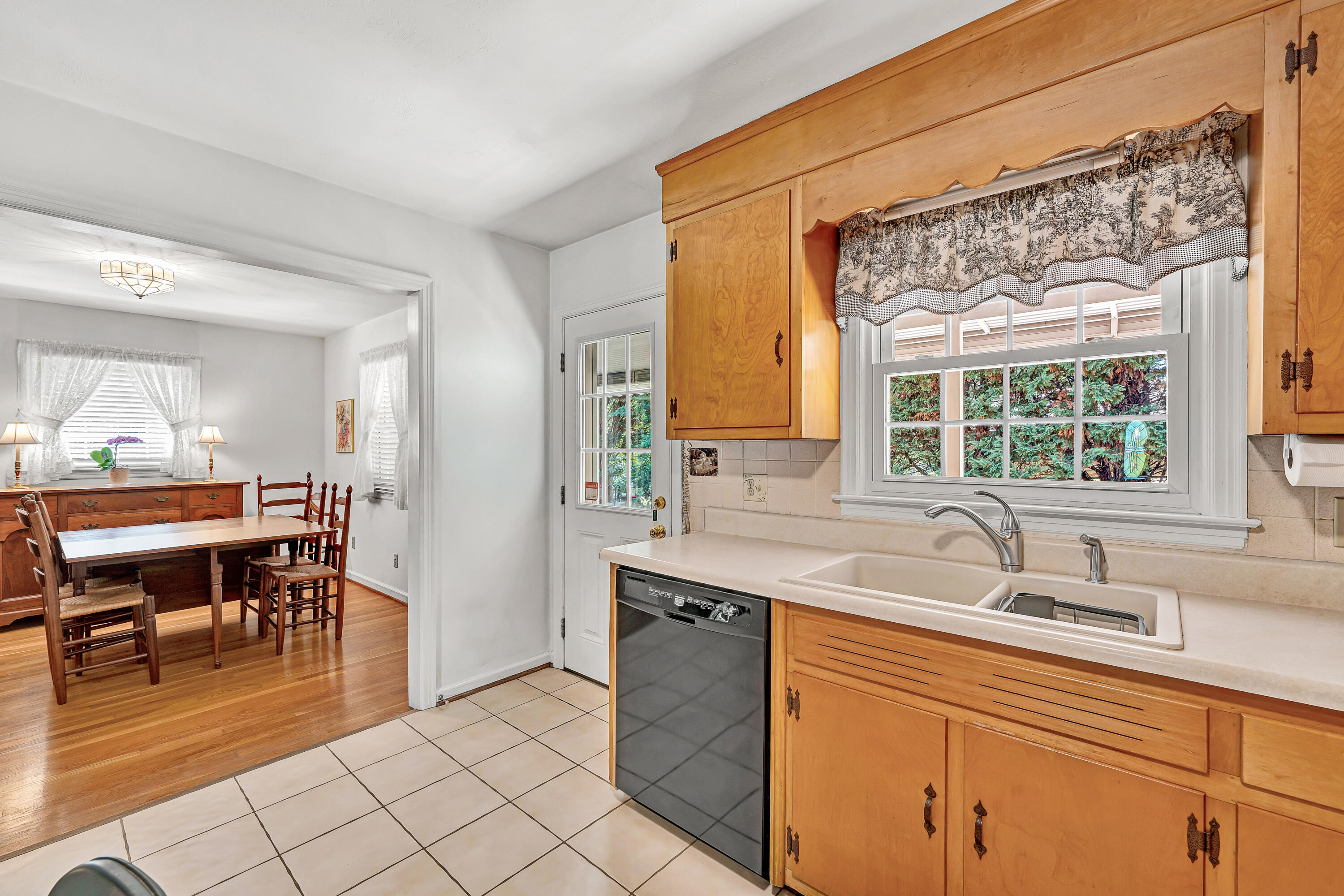 235 Diamond Road Salem, VA 24153 - Photo 12 of 59 Kitchen