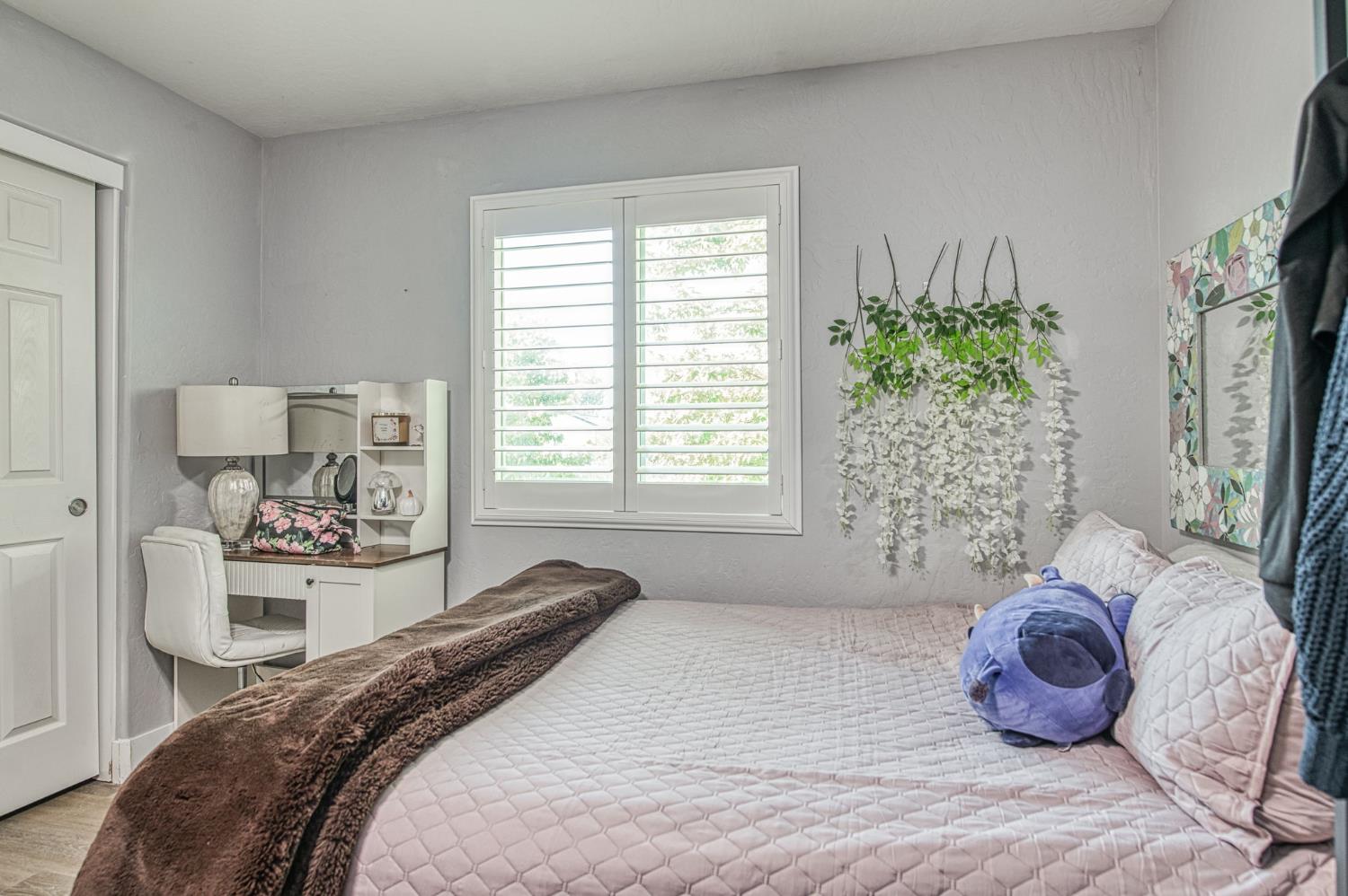 5855 East Platt Avenue Fresno, CA 93727 - Photo 48 of 57 a bedroom with a bed and a window