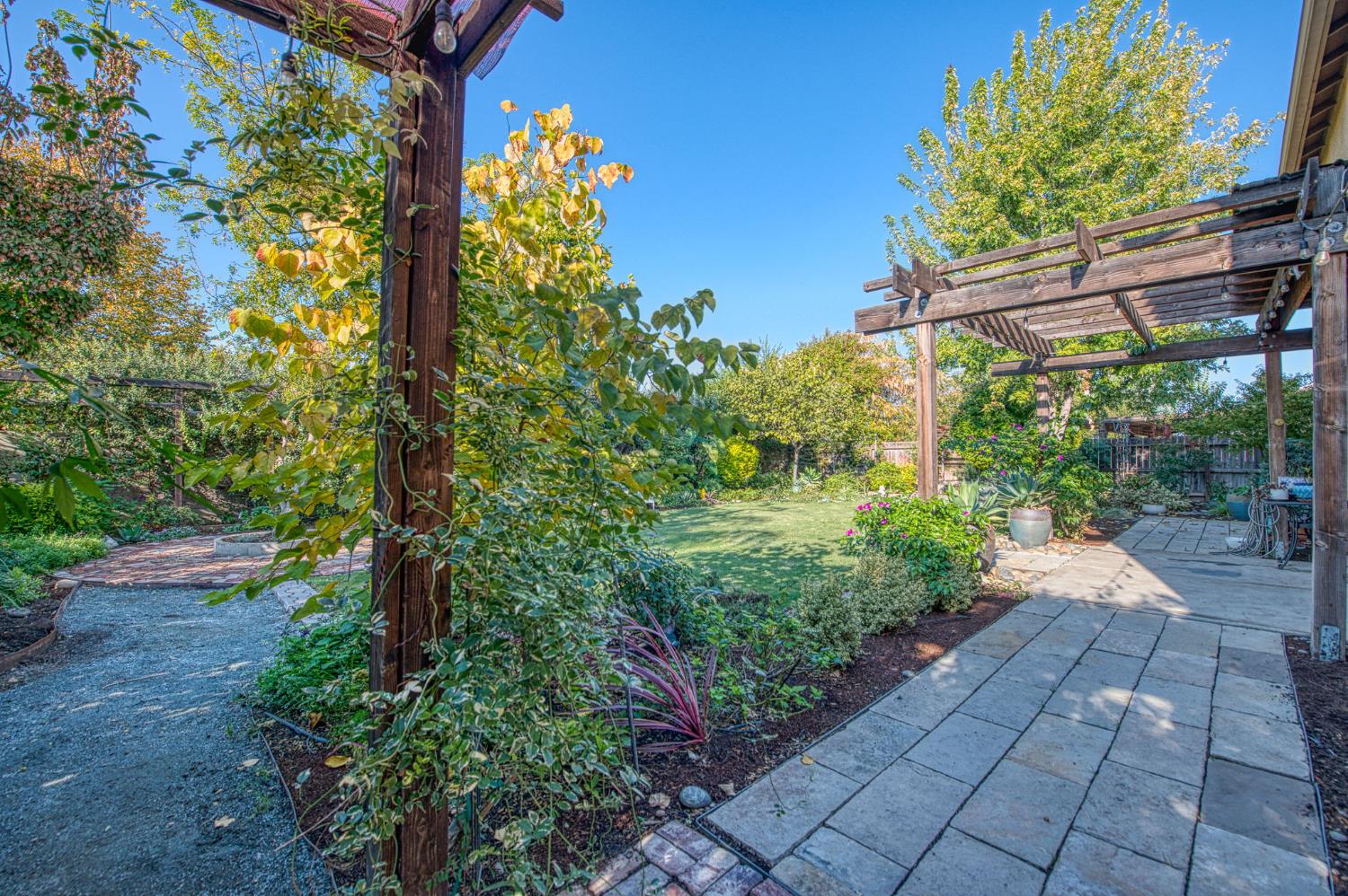 5855 East Platt Avenue Fresno, CA 93727 - Photo 7 of 57 a backyard of a house with lots of green space