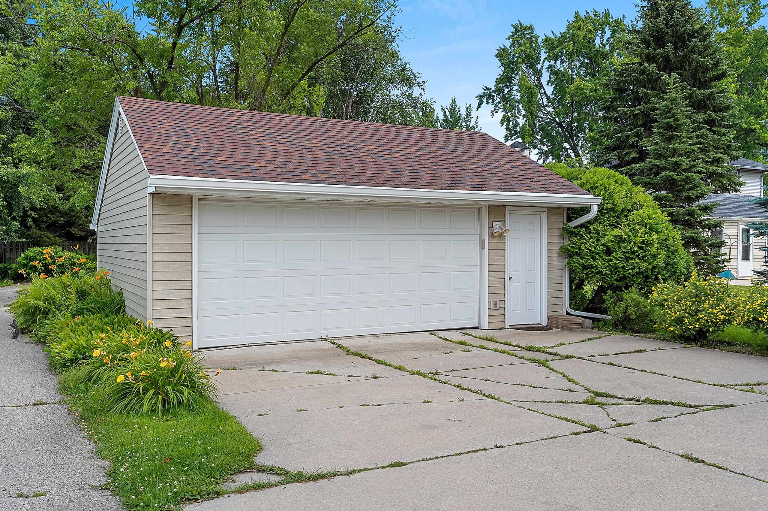 1313 Lost Dauphin Road De Pere, WI 54115 - Photo 2 of 43